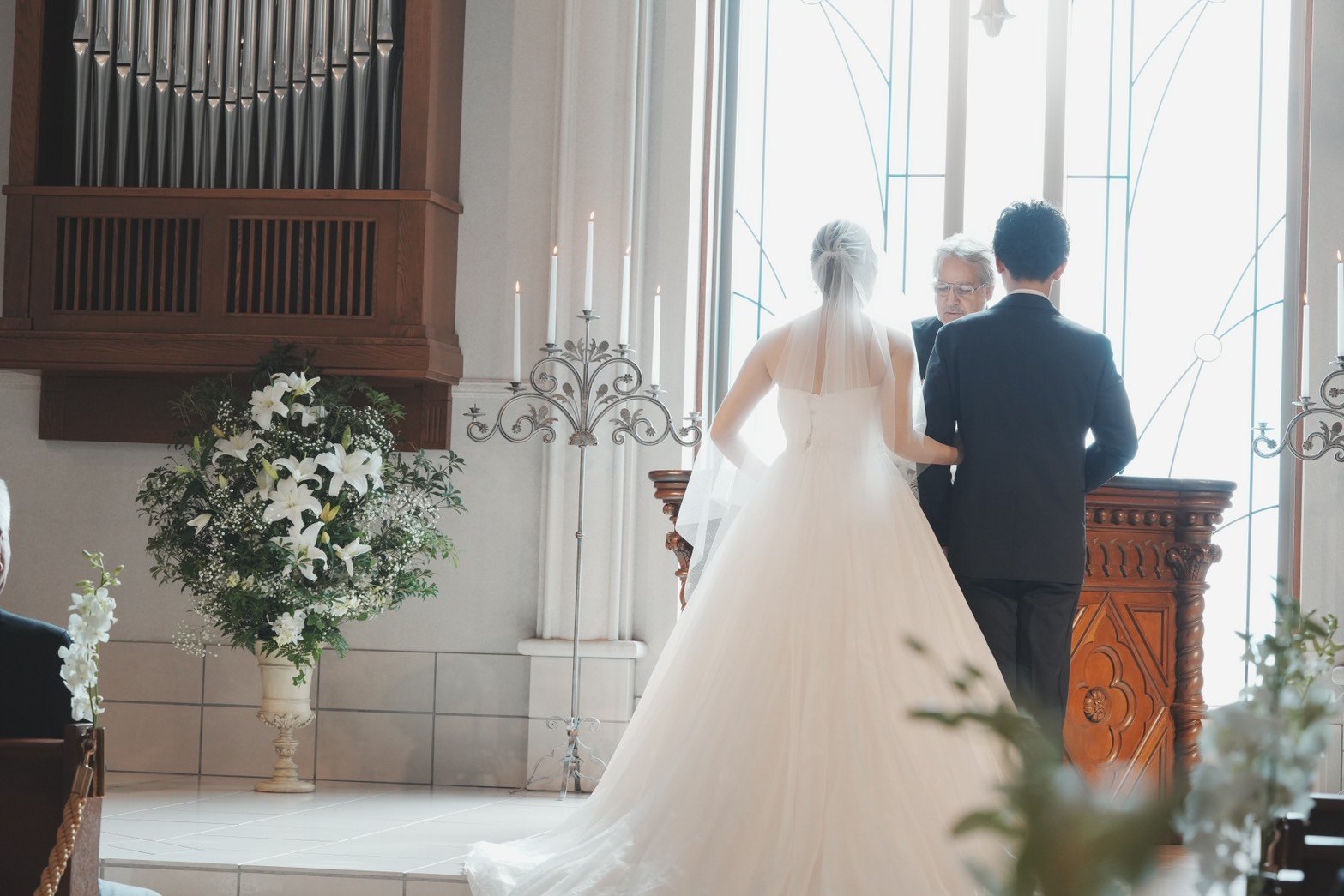 チャペルで挙式する新郎新婦