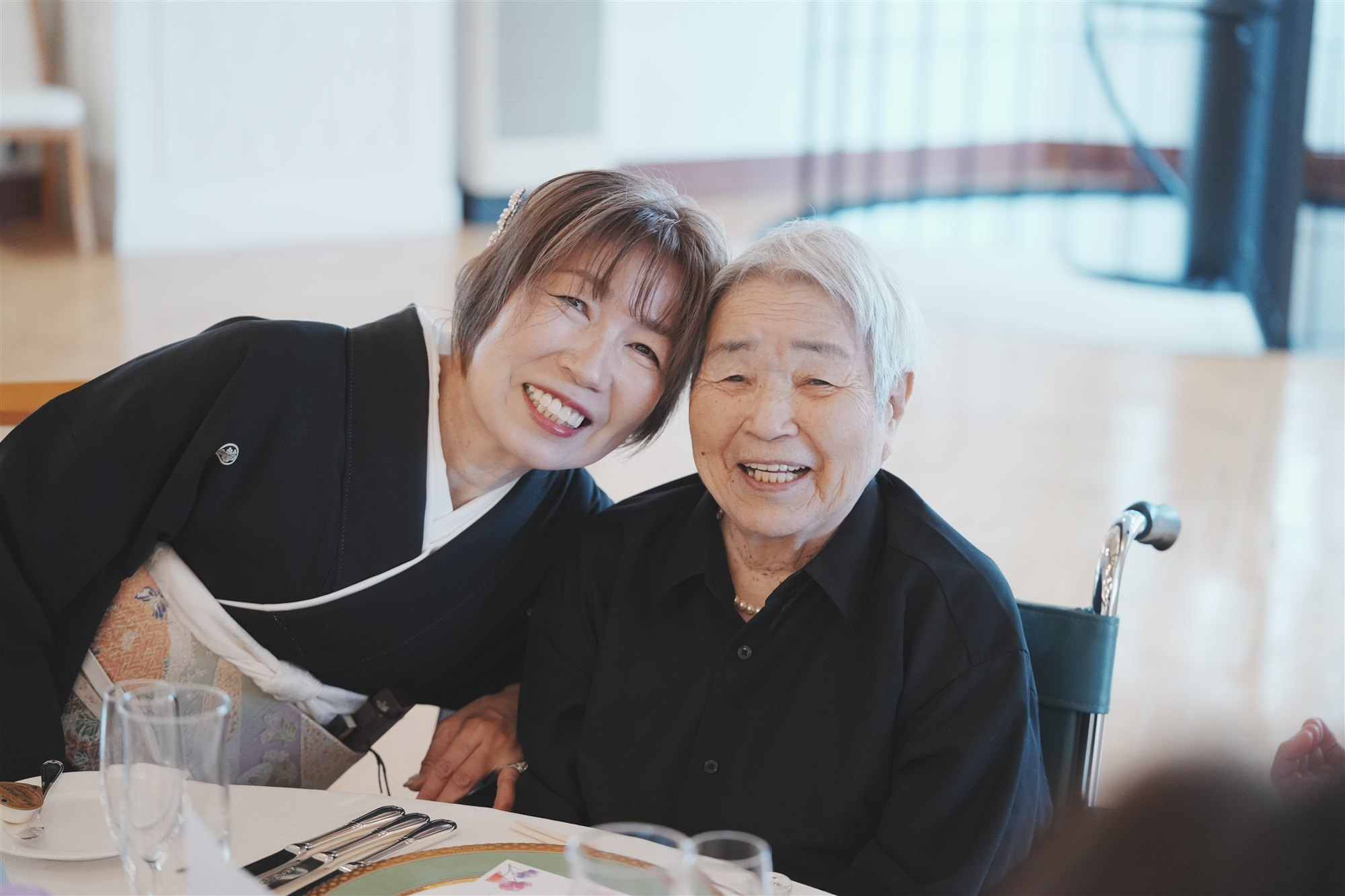 寄り添って微笑む二人の女性